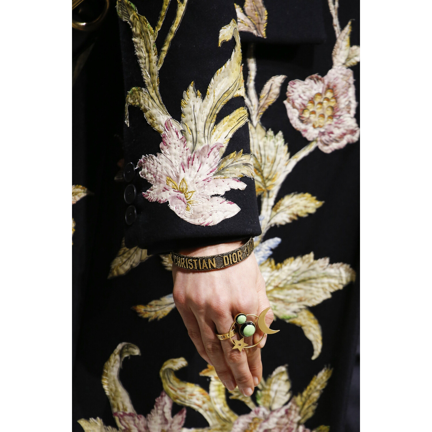 Фото Details Christian Dior , Details Dior Fall 2018 Ready-to-Wear , Детали показа Кристиан Диор , Детали показа Диор осень зима 2018 , Fashion show , неделя моды в Париже , PFW , Мария Грация Кьюри , Mainstyles